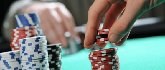 Texas Holdem กับ Omaha Poker: อะไรคือความแตกต่าง?