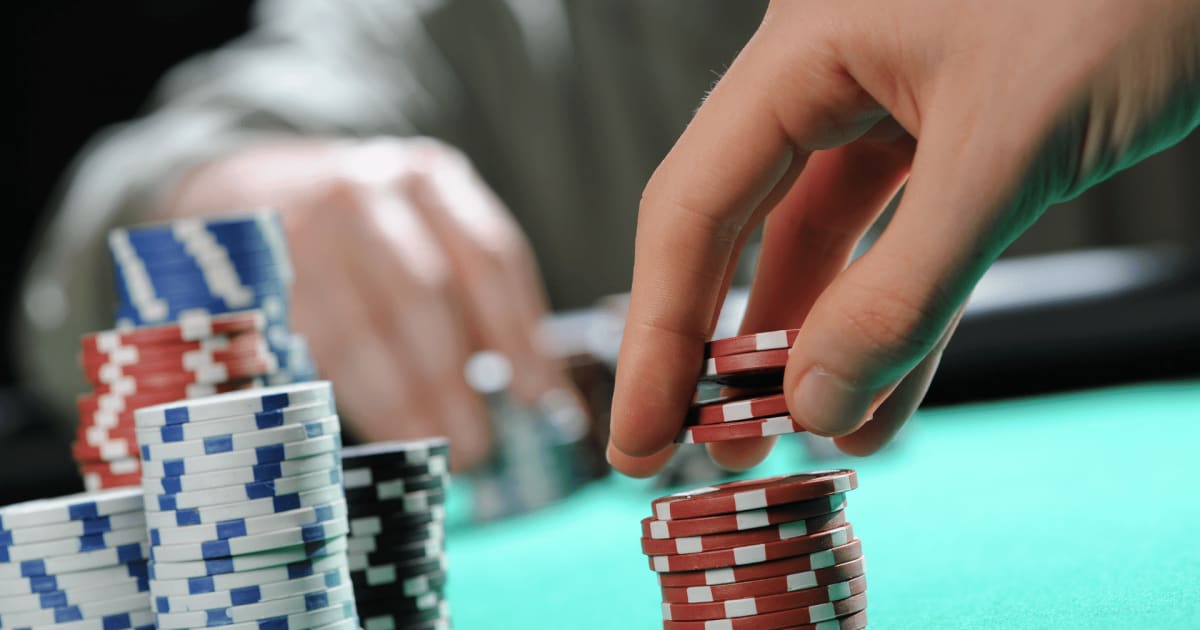 Texas Holdem กับ Omaha Poker: อะไรคือความแตกต่าง?